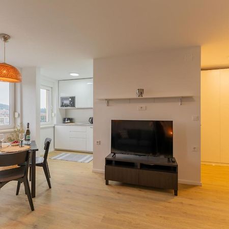 Elegant Tour As Studio Gilly With Open Views And A Balcony In The Center Ljubljana Bagian luar foto
