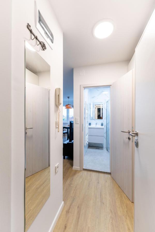 Elegant Tour As Studio Gilly With Open Views And A Balcony In The Center Ljubljana Bagian luar foto