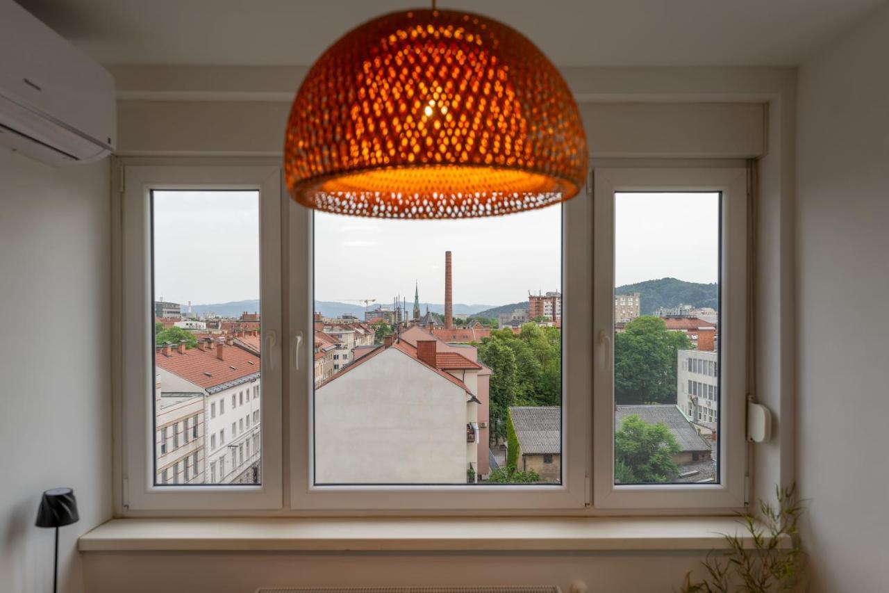 Elegant Tour As Studio Gilly With Open Views And A Balcony In The Center Ljubljana Bagian luar foto