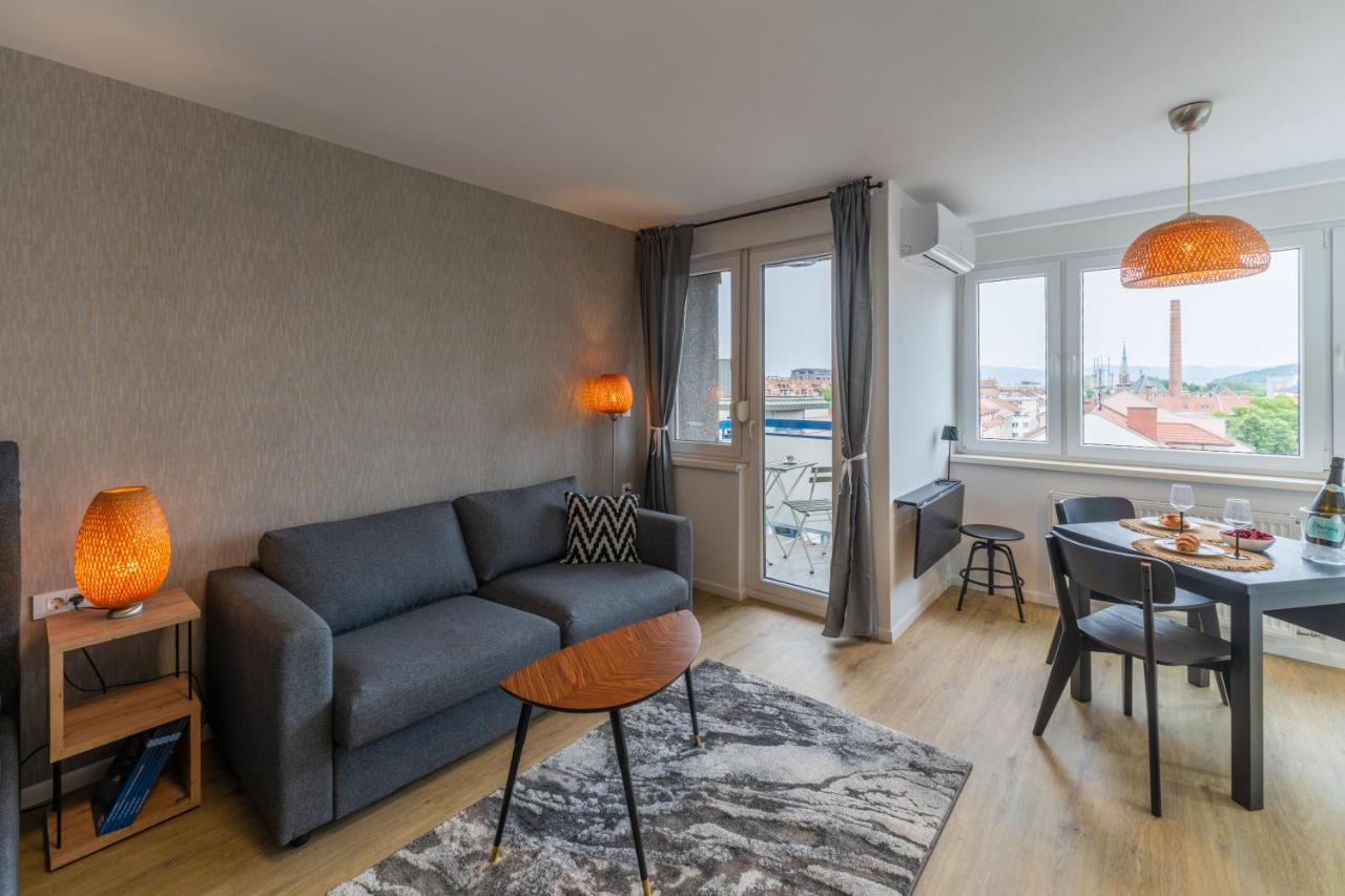 Elegant Tour As Studio Gilly With Open Views And A Balcony In The Center Ljubljana Bagian luar foto