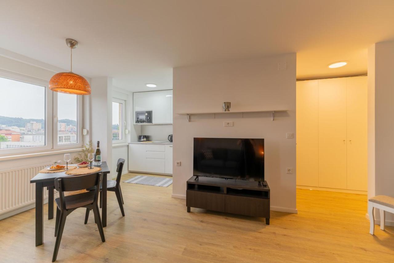 Elegant Tour As Studio Gilly With Open Views And A Balcony In The Center Ljubljana Bagian luar foto