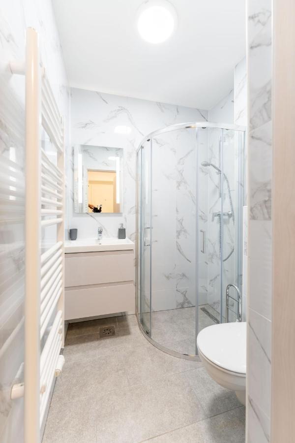 Elegant Tour As Studio Gilly With Open Views And A Balcony In The Center Ljubljana Bagian luar foto