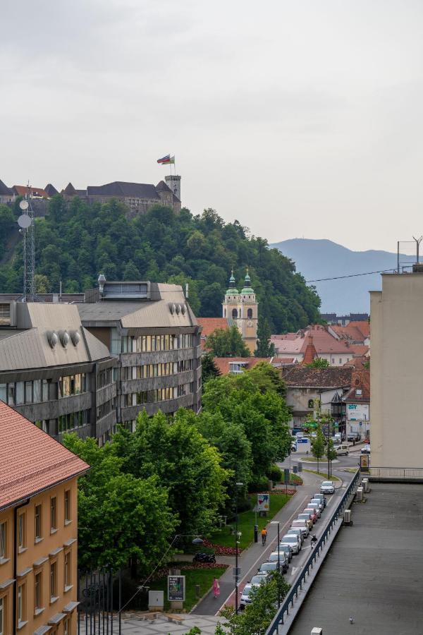 Elegant Tour As Studio Gilly With Open Views And A Balcony In The Center Ljubljana Bagian luar foto