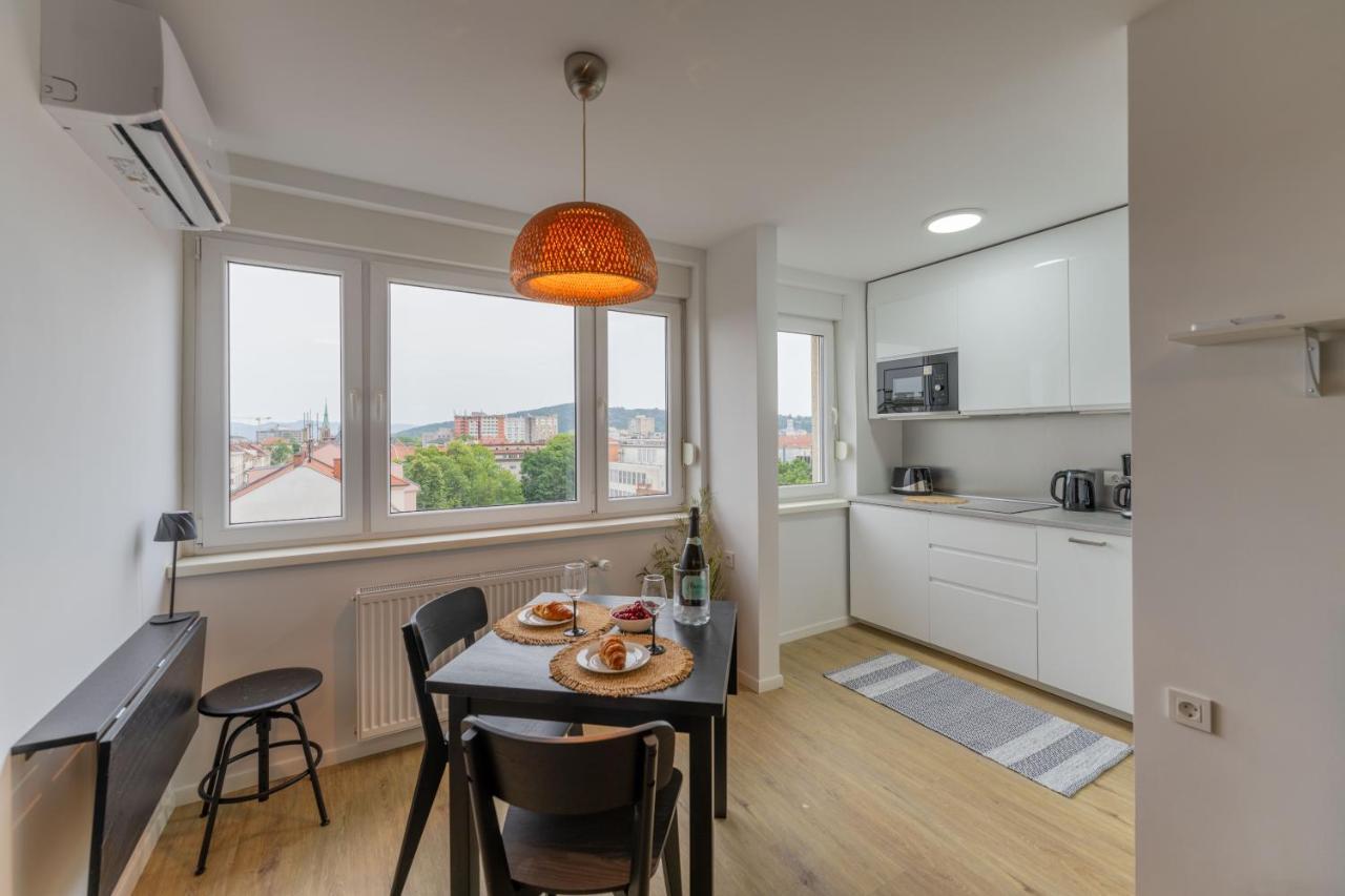 Elegant Tour As Studio Gilly With Open Views And A Balcony In The Center Ljubljana Bagian luar foto