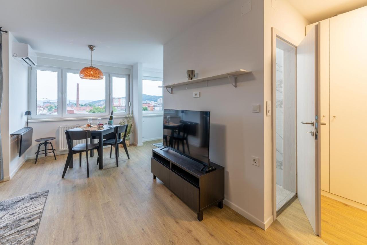Elegant Tour As Studio Gilly With Open Views And A Balcony In The Center Ljubljana Bagian luar foto
