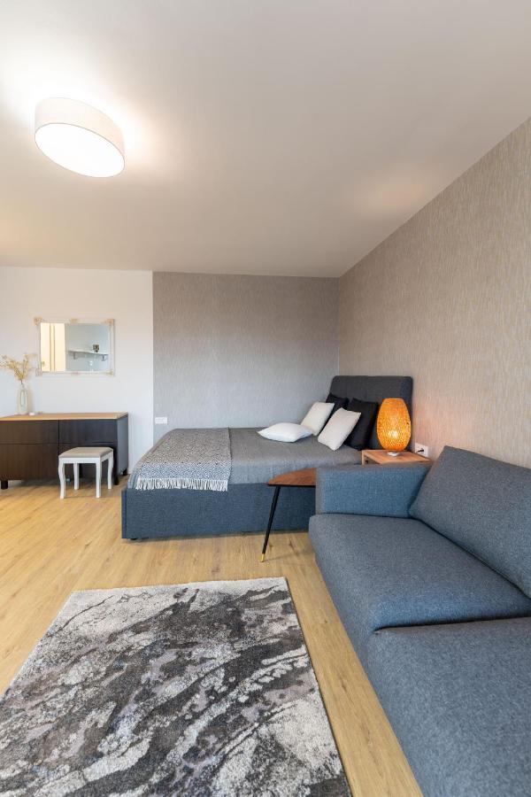 Elegant Tour As Studio Gilly With Open Views And A Balcony In The Center Ljubljana Bagian luar foto
